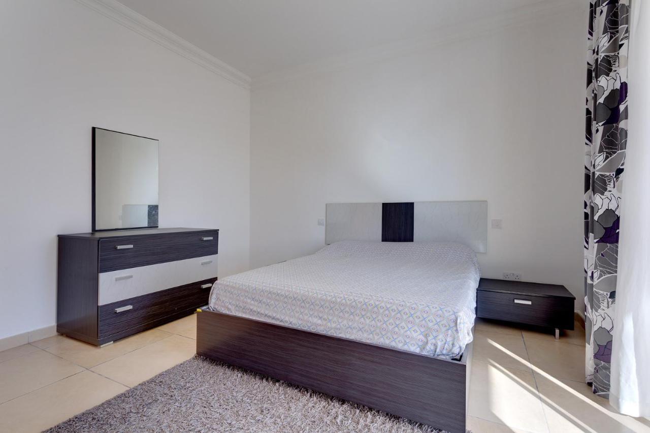 Apartment With Pool Sliema Bagian luar foto
